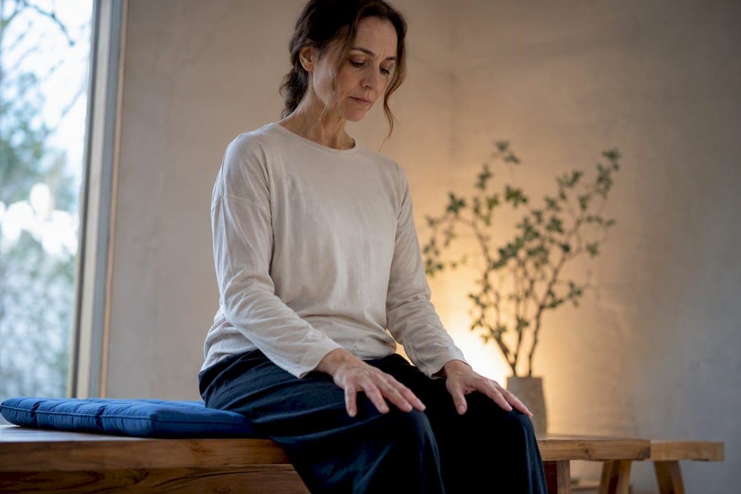 10 Minute Bone Breathing Qigong for UK Beginners: Evidence Aware Starter